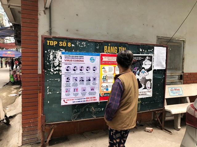 Hội LHPN Bắc Từ Liêm dán thông báo về phòng chống dịch bệnh Covid-19 để tuyên truyền tới người dân trên địa bàn