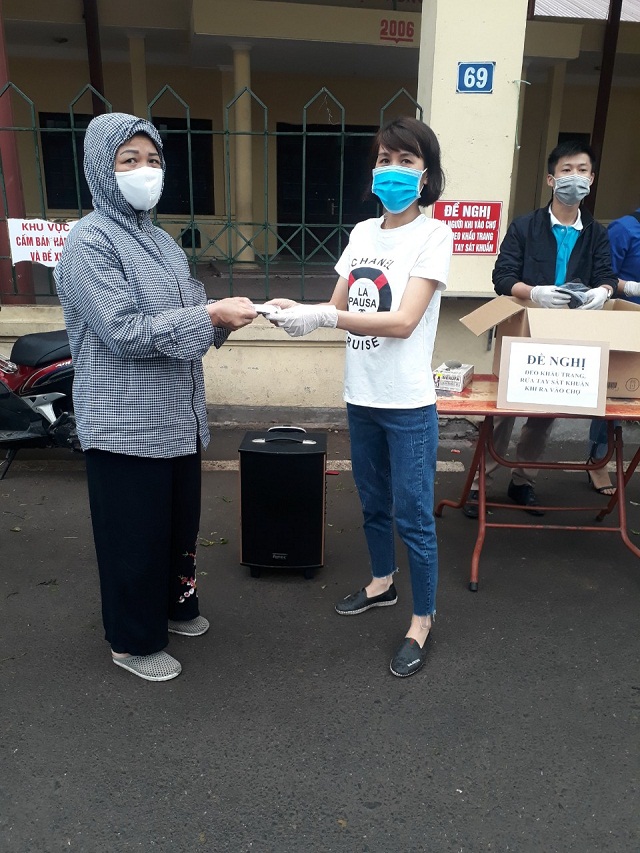 Hội viên phụ nữ Đan Phượng phát khẩu trang cho người dân