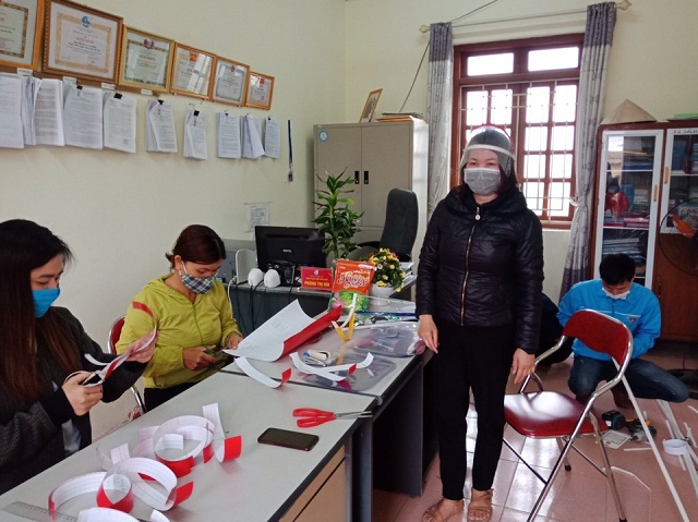 Cán bộ hội viên Hội LHPN Phú Xuyên làm kính phòng chống Covid-19 tặng hội viên, người dân