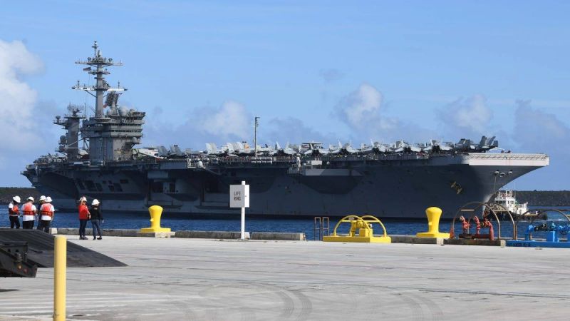 Sau khi phát hiện ca nhiễm đầu tiên, USS Theodore Roosevelt đã cập cảng Guam (Tây Thái Bình Dương) và neo đậu từ ngày 27-3 đến nay.