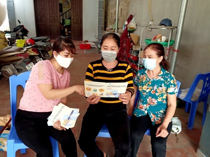 Cán bộ Hội tuyên truyền về xây dựng cụm dân cư an toàn cho hội viên phụ nữ và người dân