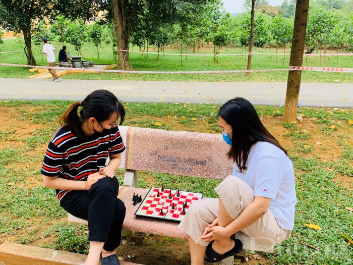 Trong khuôn viên đơn vị, nhiều bạn trẻ còn chơi cờ tướng để giải trí, nhưng vẫn đảm bảo tuân thủ các quy tắc cách ly. Trong khuôn viên đơn vị, nhiều bạn trẻ còn chơi cờ tướng để giải trí, nhưng vẫn đảm bảo tuân thủ các quy tắc cách ly.