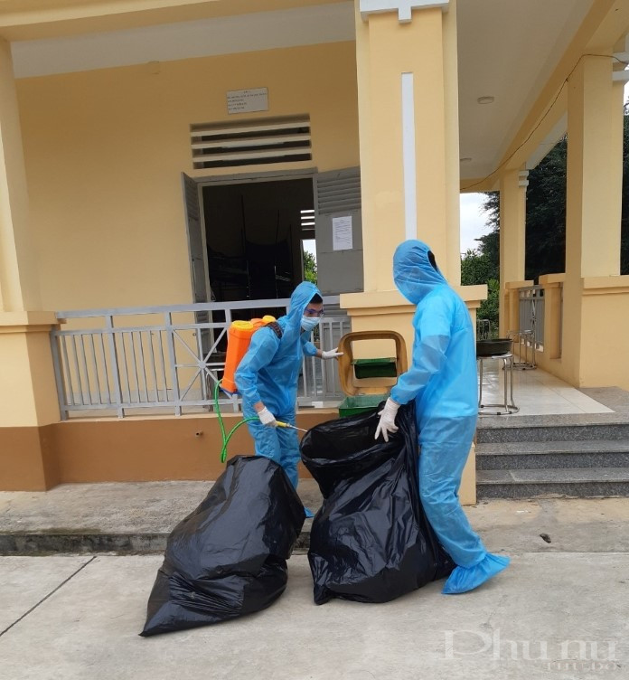 Nguồn rác thải từ sinh hoạt của người dân trong khu cách ly mỗi ngày cũng là mối lo với mỗi cán bộ, chiến sĩ phục vụ trong khu cách ly tập trung. Nguồn rác thải từ sinh hoạt của người dân trong khu cách ly mỗi ngày cũng là mối lo với mỗi cán bộ, chiến sĩ phục vụ trong khu cách ly tập trung.