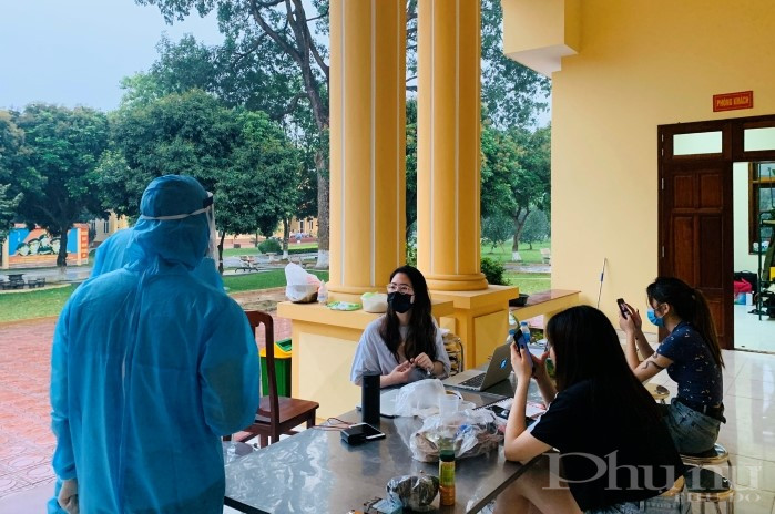 Vào những lúc rảnh rỗi, y bác sĩ, cán bộ chiến sĩ tranh thủ trò chuyện, động viên người dân trong khu cách ly y tế tập trung. Vào những lúc rảnh rỗi, y bác sĩ, cán bộ chiến sĩ tranh thủ trò chuyện, động viên người dân trong khu cách ly y tế tập trung.