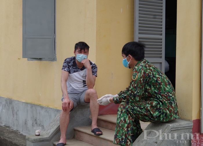 Trong câu chuyện của mình, cán bộ chiến sĩ Trung đoàn 58 và người dân chia sẻ, động viên nhau cùng nỗ lực, chung tay vượt qua khó khăn để chiến thắng dịch bệnh. Trong câu chuyện của mình, cán bộ chiến sĩ Trung đoàn 58 và người dân chia sẻ, động viên nhau cùng nỗ lực, chung tay vượt qua khó khăn để chiến thắng dịch bệnh.