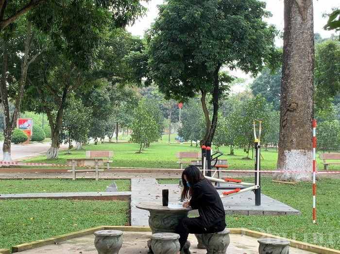 Một bạn trẻ thư thái nghe nhạc, làm việc dưới bóng cây, trong khuôn viên khu cực cách ly tại Trung đoàn 58. Một bạn trẻ thư thái nghe nhạc, làm việc dưới bóng cây, trong khuôn viên khu cực cách ly tại Trung đoàn 58.