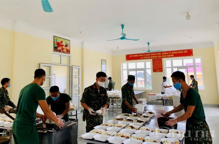 Những suất ăn được cán bộ, chiến sĩ Trung đoàn pháo binh 58 chuẩn bị chu đáo, nguyên vật liệu chủ yếu được bổ sung từ hoạt động tăng gia sản xuất tại đơn vị. Những suất ăn được cán bộ, chiến sĩ Trung đoàn pháo binh 58 chuẩn bị chu đáo, nguyên vật liệu chủ yếu được bổ sung từ hoạt động tăng gia sản xuất tại đơn vị.