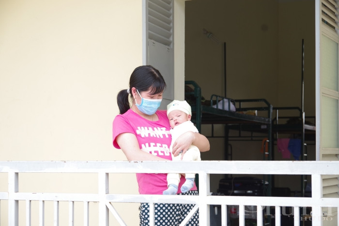 Phút bình yên của hai mẹ con đang được cách ly tập trung tại Trung đoàn pháo binh 58. Phút bình yên của hai mẹ con đang được cách ly tập trung tại Trung đoàn pháo binh 58.