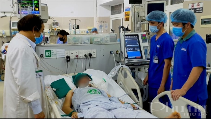 PGS.TS Nguyễn Văn Chi và các bác sĩ hội chẩn một ca bệnh nặng ngay tại giường. PGS.TS Nguyễn Văn Chi và các bác sĩ hội chẩn một ca bệnh nặng ngay tại giường.