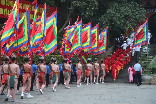Hàng năm, vào ngày 10/3 Âm lịch, hàng triệu con lạc cháu hồng lại nhịp bước lên núi Nghĩa Lĩnh, tỏ lòng thành kính với vị vua Hùng