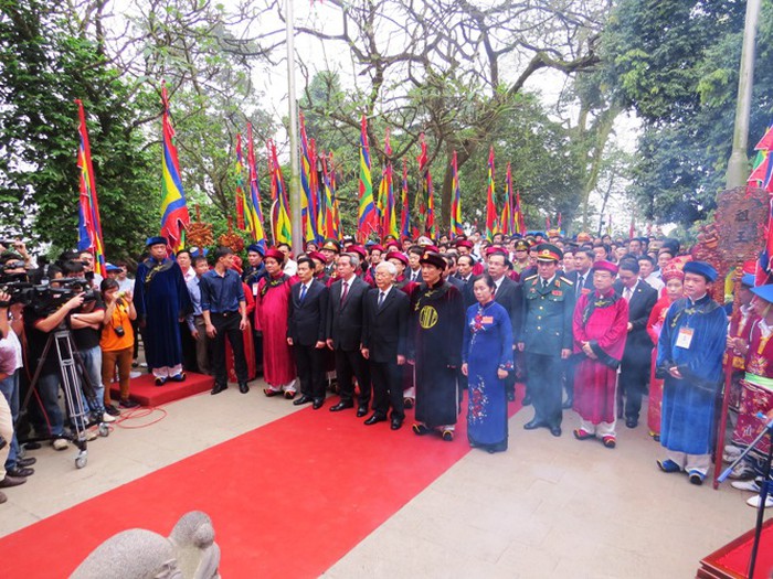 Truyền thống tốt đẹp ''uống nước nhớ nguồn'' của người Việt đã được nối tiếp từ đời này qua đời khác.