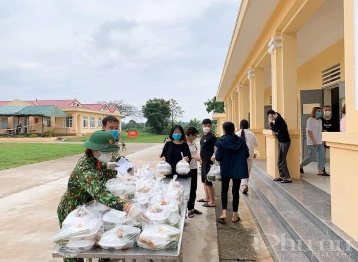 Những suất ăn được cán bộ, chiến sĩ Trung đoàn đưa tới tận nơi phục vụ bà con trong khu cách ly. Những suất ăn được cán bộ, chiến sĩ Trung đoàn đưa tới tận nơi phục vụ bà con trong khu cách ly.