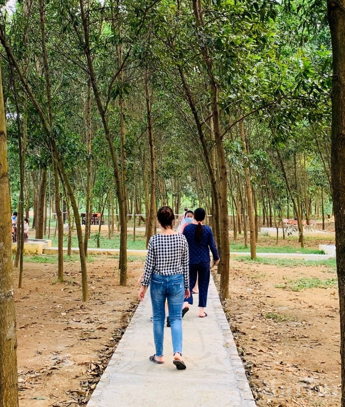 Những con đường bê tông - xi măng do cán bộ, chiến sĩ Trung đoàn xây dựng trở thành lối đi thú vị để người dân dạo bộ, thể dục. Những con đường bê tông - xi măng do cán bộ, chiến sĩ Trung đoàn xây dựng trở thành lối đi thú vị để người dân dạo bộ, thể dục.