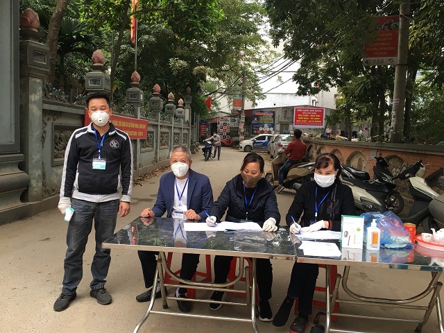 Hội viên Hội LHPN quận Nam Từ Liêm tham gia trực chốt phòng chống dịch, lập danh sách sức khỏe của các hộ dân Hội viên Hội LHPN quận Nam Từ Liêm tham gia trực chốt phòng chống dịch, lập danh sách sức khỏe của các hộ dân