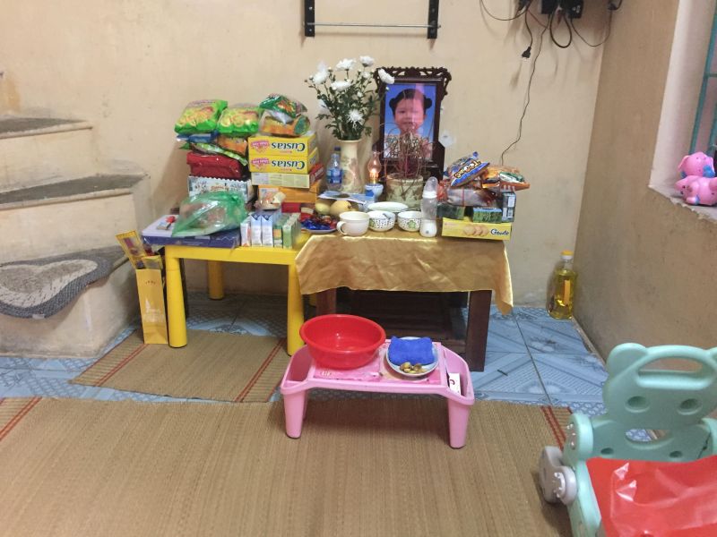 Bàn thờ cháu M được lập tại nhà bà ngoại