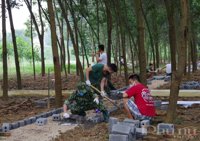 Cán bộ, chiến sĩ Trung đoàn pháo binh 58 chỉnh trang, lát đường trong khuôn viên đơn vị để phục vụ sinh hoạt của kiều bào trong khu cách ly. Cán bộ, chiến sĩ Trung đoàn pháo binh 58 chỉnh trang, lát đường trong khuôn viên đơn vị để phục vụ sinh hoạt của kiều bào trong khu cách ly.