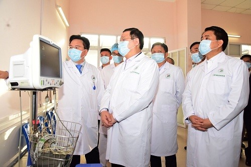 Bí thư Thành uỷ Vương Đình Huệ thăm khu kiểm tra, thăm khám và cách ly người nghi nhiễm Covid -19