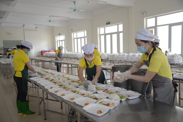 Tại trường Quân sự, Bộ Tư lệnh Thủ đô, cán bộ, chiến sĩ chuẩn bị bữa chiều cho các công dân trong khu cách ly. Tại trường Quân sự, Bộ Tư lệnh Thủ đô, cán bộ, chiến sĩ chuẩn bị bữa chiều cho các công dân trong khu cách ly.