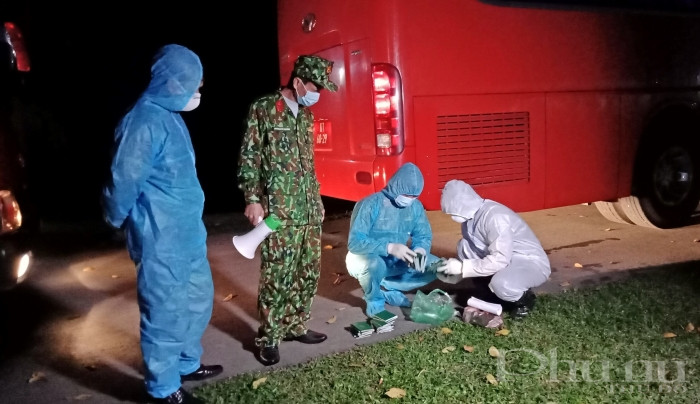 Cán bộ, chiến sĩ Trung đoàn pháo binh 58 kiểm tra giấy tờ của những người được chuyển tới cách ly trong đêm 30/1, rạng sáng ngày 31/1. Cán bộ, chiến sĩ Trung đoàn pháo binh 58 kiểm tra giấy tờ của những người được chuyển tới cách ly trong đêm 30/1, rạng sáng ngày 31/1.