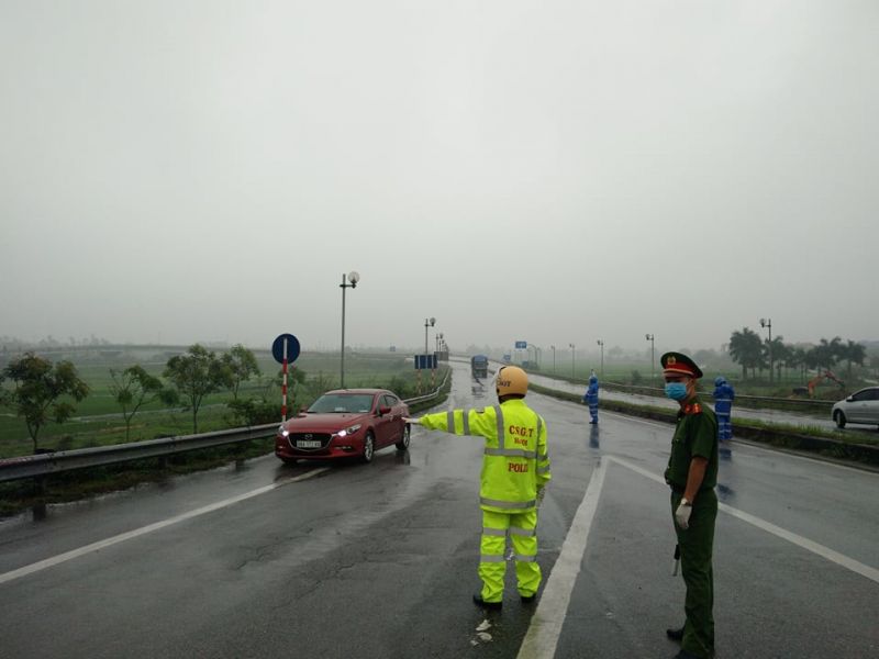 Lực lượng cảnh sát cắm chốt thông báo từ xa, thuận lợi các phương tiện dừng xe để tổ công tác thực thi nhiệm vụ