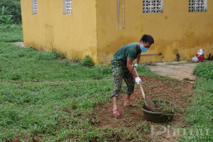 Chiến sĩ Trung đoàn 58 vệ sinh cỏ để người dân thuận tiện sinh hoạt, đi lại trong khu cách ly. Chiến sĩ Trung đoàn 58 vệ sinh cỏ để người dân thuận tiện sinh hoạt, đi lại trong khu cách ly.