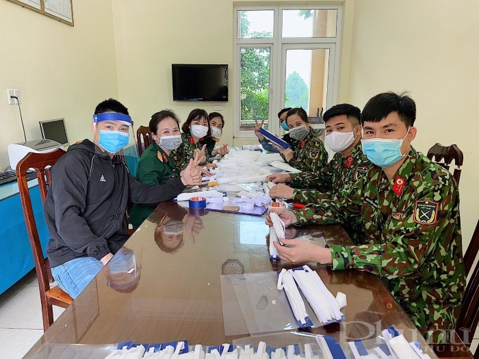 Cán bộ, chiến sĩ Trung đoàn pháo binh 58 tự chế tạo kính chắn giọt bắn. Cán bộ, chiến sĩ Trung đoàn pháo binh 58 tự chế tạo kính chắn giọt bắn.