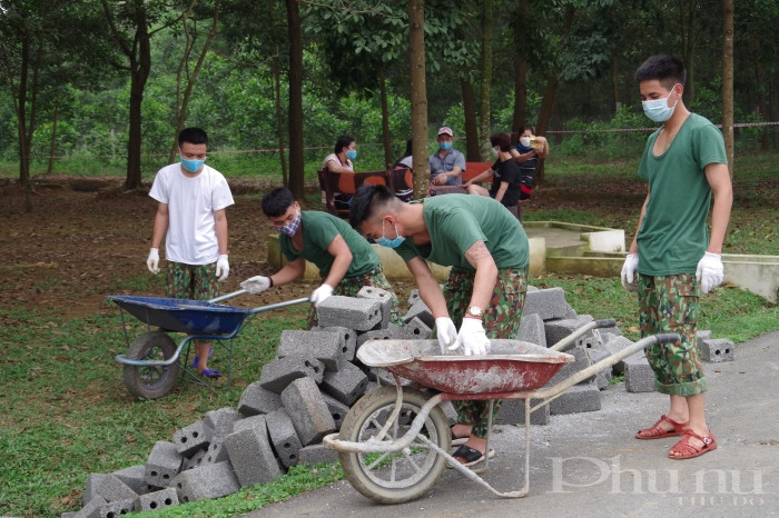 Cán bộ, chiến sĩ khuân gạch đá ong làm đường cho bà con trong khu cách ly. Cán bộ, chiến sĩ khuân gạch đá ong làm đường cho bà con trong khu cách ly.