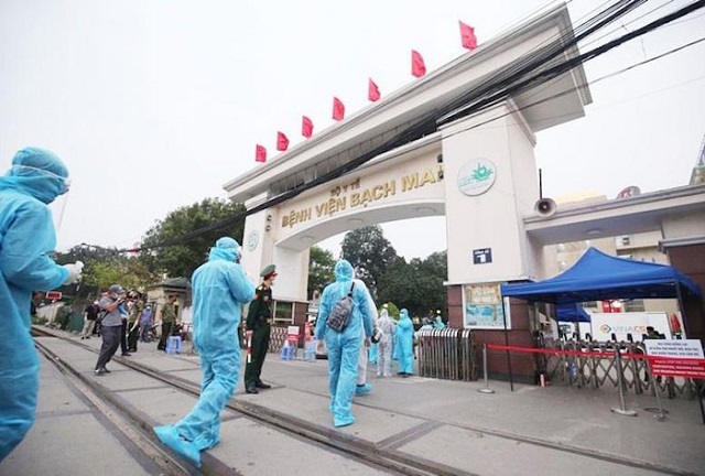 Tập trung kiểm so&aacute;t lịch tr&igrave;nh đi lại, sinh hoạt, tiếp x&uacute;c của những người ra v&agrave;o bệnh viện Bạch Mai v&agrave; C&ocirc;ng ty Trường Sinh. (Ảnh: P. V)