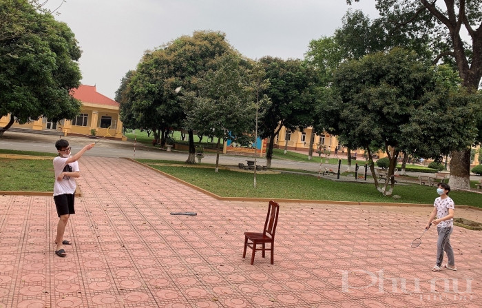 Cầu lông là 1 trong những môn thể thao được nhiều bạn trẻ trong khu cách ly y tế lựa chọn để tăng sức đề kháng. Cầu lông là 1 trong những môn thể thao được nhiều bạn trẻ trong khu cách ly y tế lựa chọn để tăng sức đề kháng.