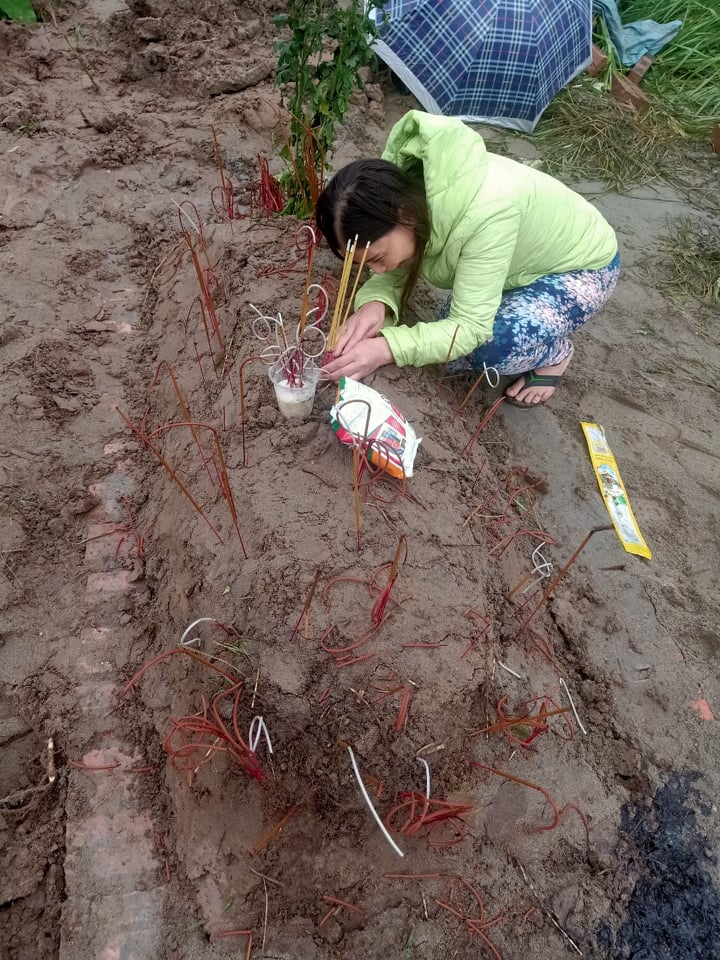 Nhớ ch&aacute;u ngoại, giờ đ&acirc;y b&agrave; Vũ Thị Dự chỉ biết ra mộ thắp hương kh&oacute;c ch&aacute;u