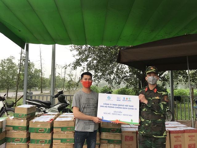 Những món quà ý nghĩa mang tình cảm của cán bộ, hội viên phụ nữ Thủ đô gửi tới các cán bộ, chiến sĩ Ban Chỉ huy quân sự huyện Thạch Thất.