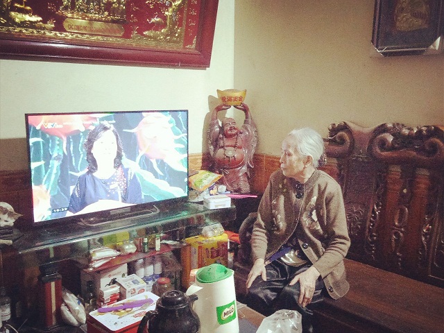 Ở tuổi 83, cụ Sinh vẫn chăm chỉ xem ti vi để cập nhật tình hình dịch bệnh Covid-19.