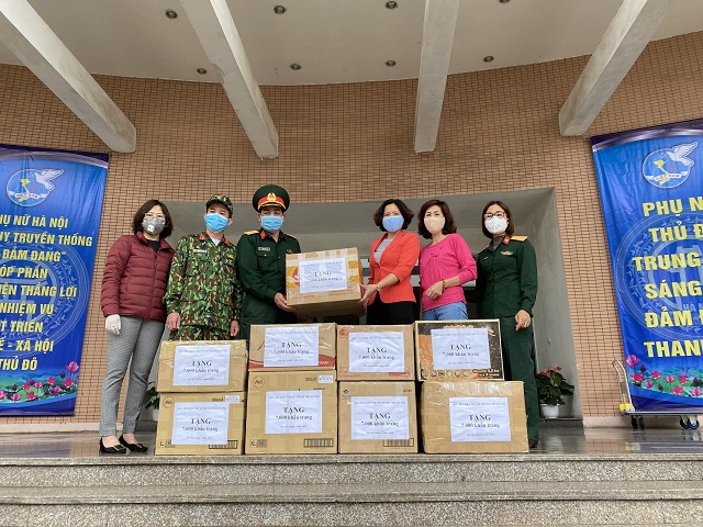 Đồng chí Lê Kim Anh, Chủ tịch Hội LHPN Hà Nội cùng đại diện Ban Thường vụ Hội LHPN Hà Nội trao tặng 7.000 khẩu trang tới cán bộ chiến sĩ Ban Chỉ huy quân sự huyện Thạch Thất.