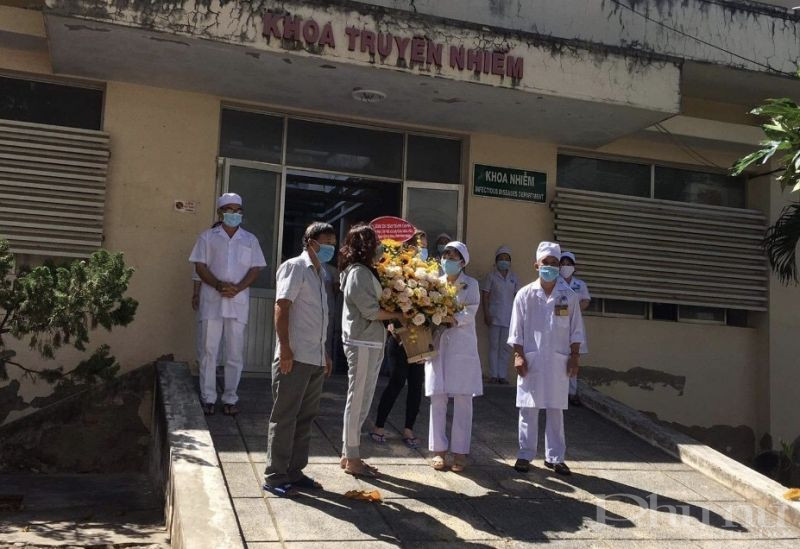 C&aacute;c bệnh nh&acirc;n được c&ocirc;ng bố khỏi bệnh tặng hoa cảm ơn tập thể c&aacute;c b&aacute;c sĩ Khoa Truyền nhiễm, tại Bệnh viện Đa khoa tỉnh B&igrave;nh Thuận.