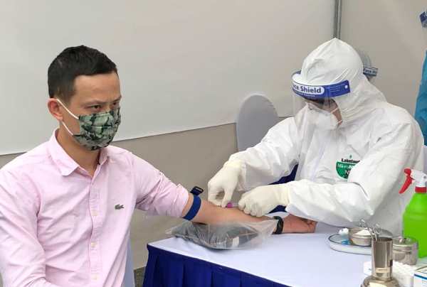 Điểm lấy mẫu xét nghiệm nhanh của quận Cầu Giấy tại Nhà văn hóa phường Yên Hòa.