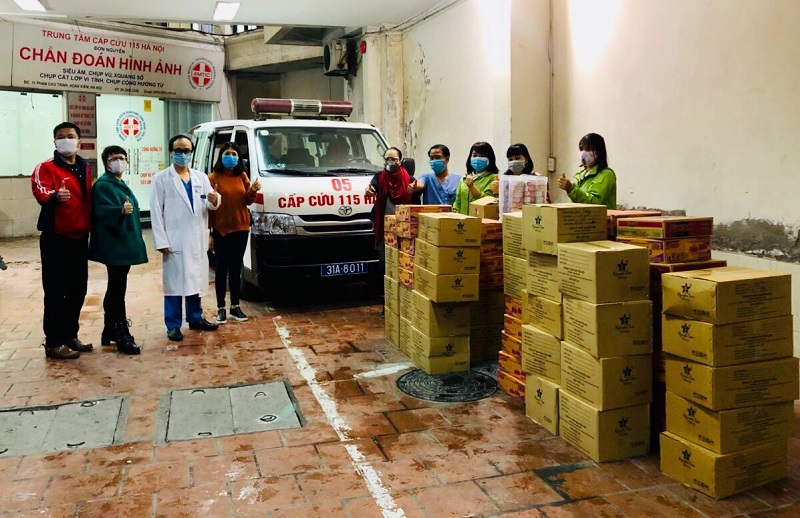 Hội LHPN x&atilde; T&acirc;n Triều v&agrave; nh&oacute;m thiện nguyện &ldquo;Hoa ch&ugrave;m ng&acirc;y&rdquo; tặng Trung t&acirc;m cấp cứu 115 x&atilde; T&acirc;n Triều vật tư, thiết bị ph&ograve;ng chống dịch bệnh Covid - 19.