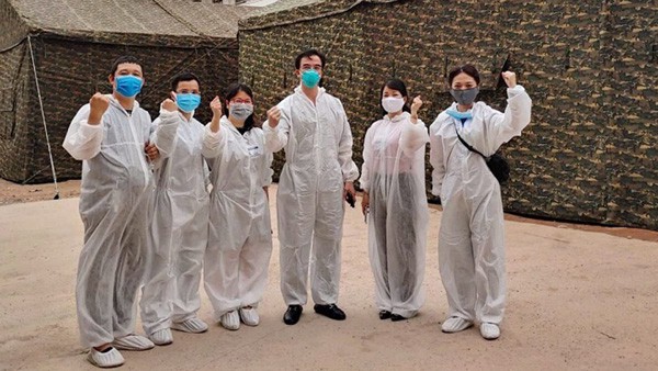 C&aacute;c y b&aacute;c sĩ tại t&acirc;m dịch Bạch Mai thể hiện quyết t&acirc;m chống dịch