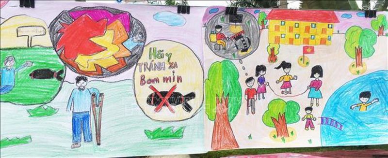 Trẻ em vẽ tranh cổ động phòng chống bom mìn Trẻ em vẽ tranh cổ động phòng chống bom mìn