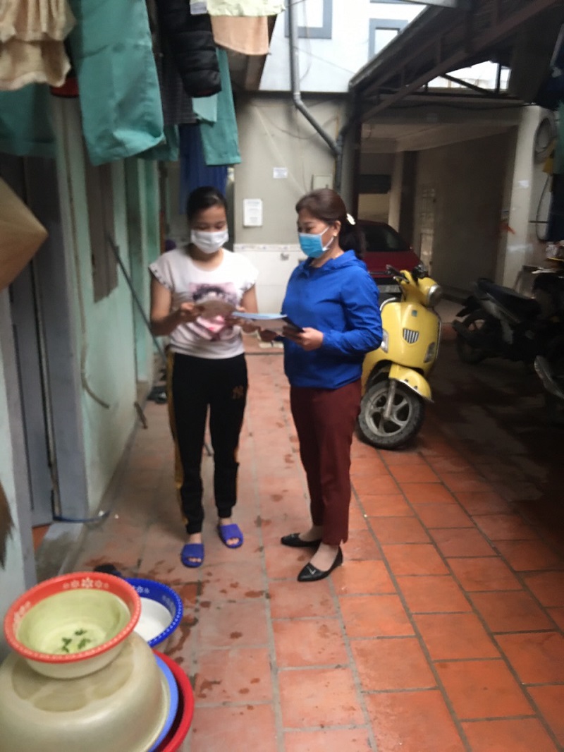 Chị Phạm Thị Hợp. Chủ nh&agrave; trọ x&atilde; Kim Chung cho biếtGia đ&igrave;nh t&ocirc;i quyết định trong th&aacute;ng 3, 4 n&agrave;y với việc giảm gi&aacute; ph&ograve;ng trọ, của h&agrave;ng cho thu&ecirc; mong muốn c&ugrave;ng được chia sẻ kh&oacute; khăn với người lao động v&agrave; g&oacute;p phần c&ugrave;ng chung tay chống dịch