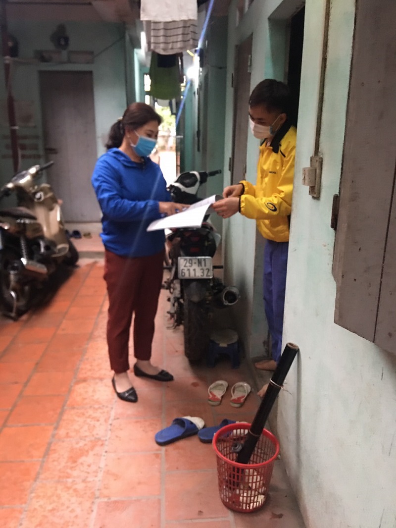 &ldquo;T&ocirc;i hết sức vui mừng khi được chủ nh&agrave; trọ giảm gi&aacute; thu&ecirc; ph&ograve;ng. Với chị em c&ocirc;ng nh&acirc;n ch&uacute;ng t&ocirc;i tiết kiệm được v&agrave;i trăm ng&agrave;n đồng như b&acirc;y giờ cũng l&agrave; rất qu&yacute;.