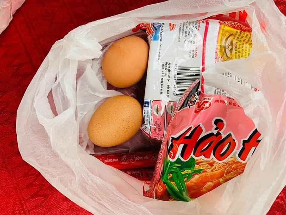 Phần thực phẩm phát miễn phí cho người dân nghèo của anh Khôi