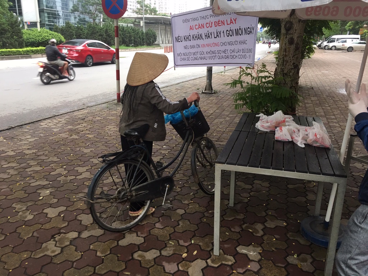 Người dân đến nhận thực phẩm miễn phí