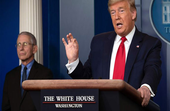 Tổng thống Mỹ Donald Trump khuyến cáo người dân đeo khẩu trang để ngăn virus SARS-CoV-2 lây lan.