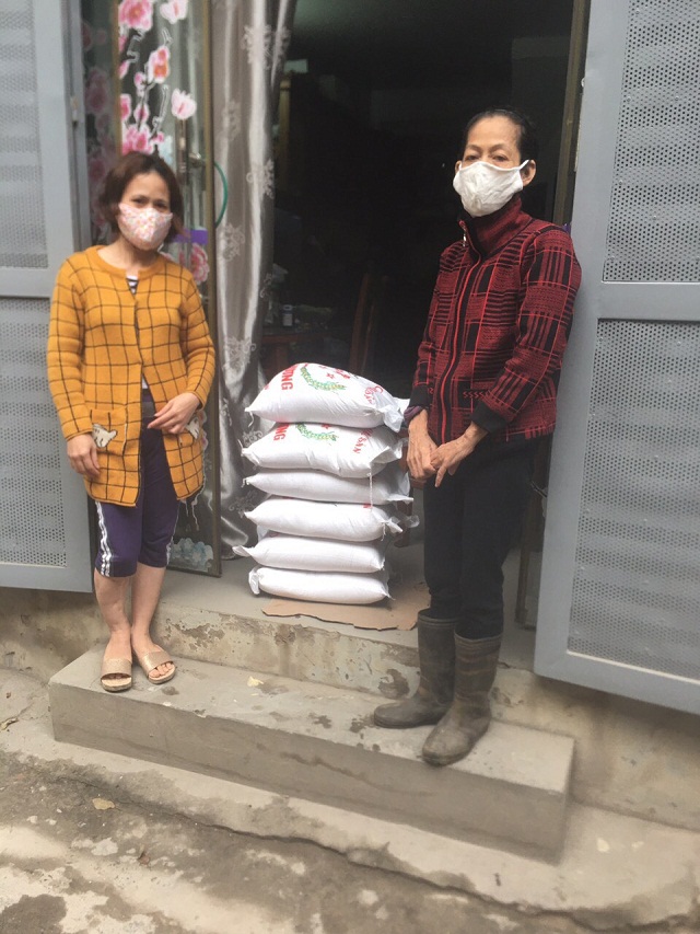 Chi hội trưởng Chi hội phụ nữ phường Khương Đình thăm, hỗ trợ nhu yếu phẩm cho hội viên phụ nữ khó khăn. Chi hội trưởng Chi hội phụ nữ phường Khương Đình thăm, hỗ trợ nhu yếu phẩm cho hội viên phụ nữ khó khăn.