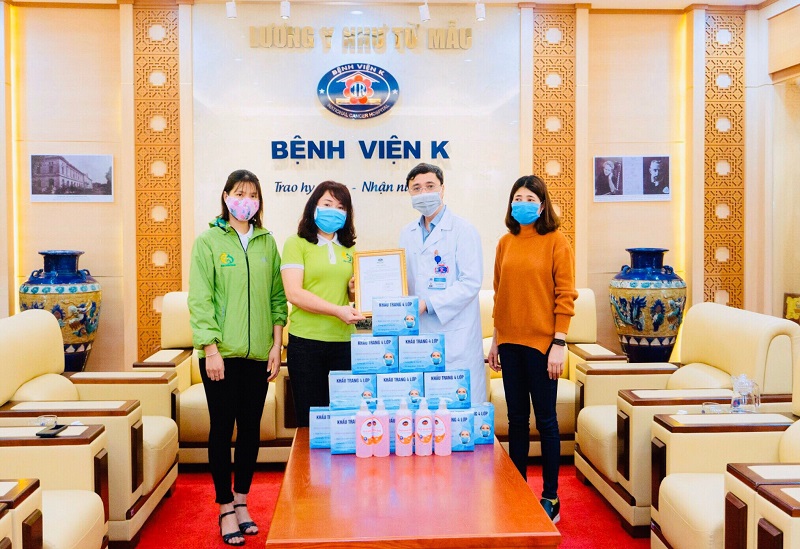 Chị Vũ Thị Trung Thực - Chủ tịch Hội LHPN x&atilde; T&acirc;n Triều v&agrave; nh&oacute;m thiện nguyện &ldquo;Hoa ch&ugrave;m ng&acirc;y&rdquo; tặng trang thiết bị y tế ph&ograve;ng chống dịch Covid - 19 tới Bệnh viện K3 T&acirc;n Triều.