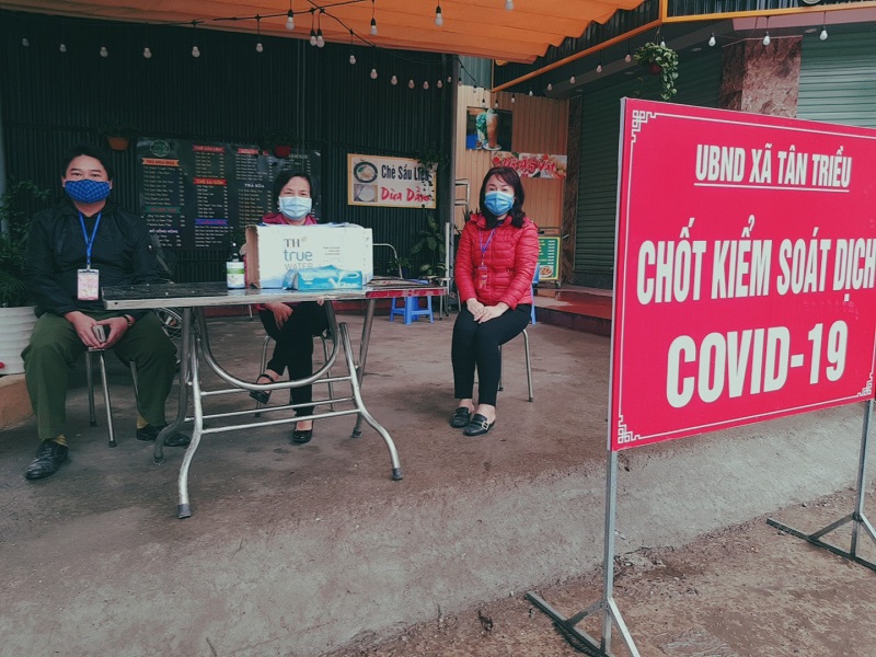 C&aacute;n bộ hội vi&ecirc;n phụ nữ x&atilde; T&acirc;n Triều tham gia trực tại chốt kiểm so&aacute;t dịch Covid - 19.