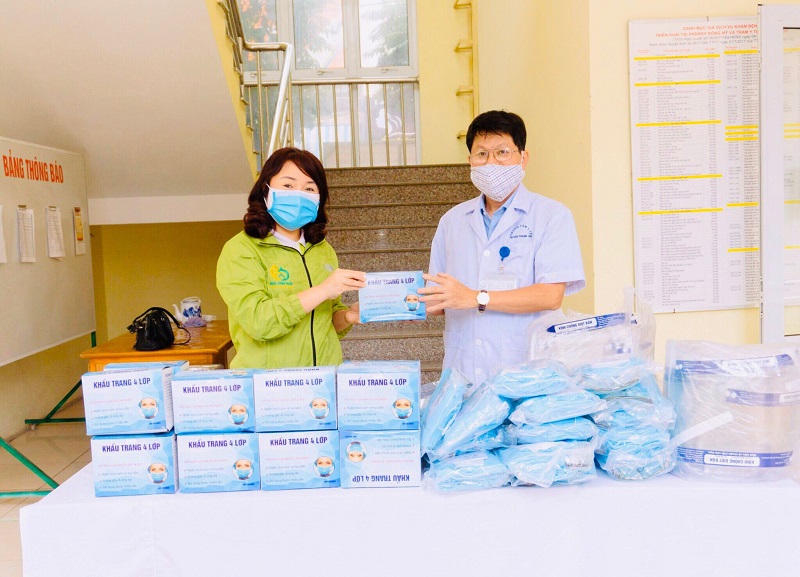 Chị Vũ Thị Trung Thực - Chủ tịch Hội LHPN x&atilde; T&acirc;n Triều trao tặng thiết bị y tế ph&ograve;ng chống dịch Covid- 19 cho b&aacute;c sỹ Triệu Văn Toản - Trạm trưởng trạm Y tế x&atilde; T&acirc;n Triều