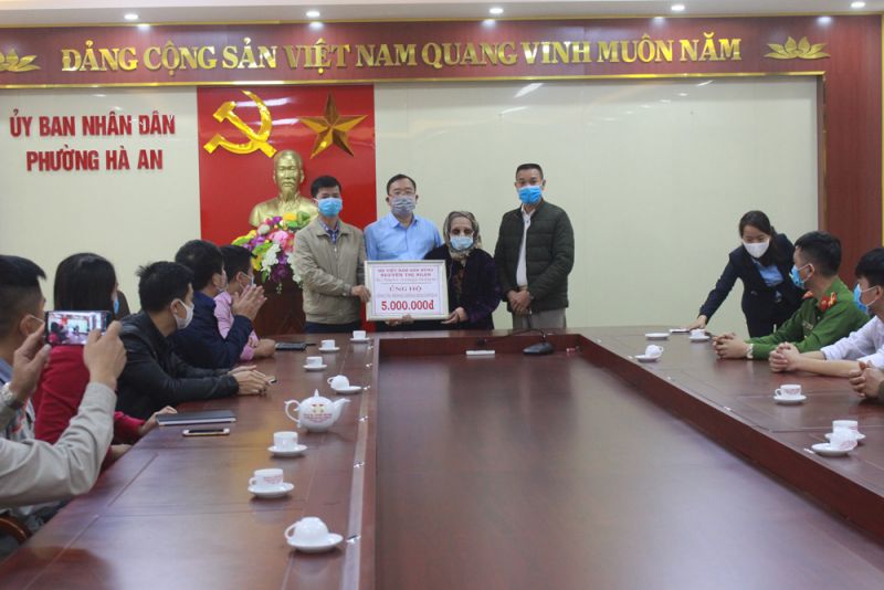Mẹ Việt Nam Anh hùng Nguyễn Thị Ngăn ủng hộ 5 triệu đồng cho Ban chỉ đạo phòng, chống dịch phường Hà An. Mẹ Việt Nam Anh hùng Nguyễn Thị Ngăn ủng hộ 5 triệu đồng cho Ban chỉ đạo phòng, chống dịch phường Hà An.
