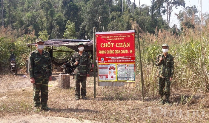 Để đảm bảo công tác phòng chống dịch Covid-19, những ngày này, cán bộ chiến sĩ ĐBP tăng cường quân số 100%, ngày đêm chốt chặn tại các đường mòn, lối mở.
