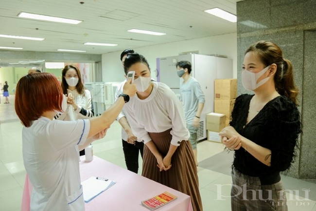 Người tham gia hiến máu được đo nhiệt độ và sàng lọc yếu tố dịch tễ kỹ lưỡng trước khi hiến máu.